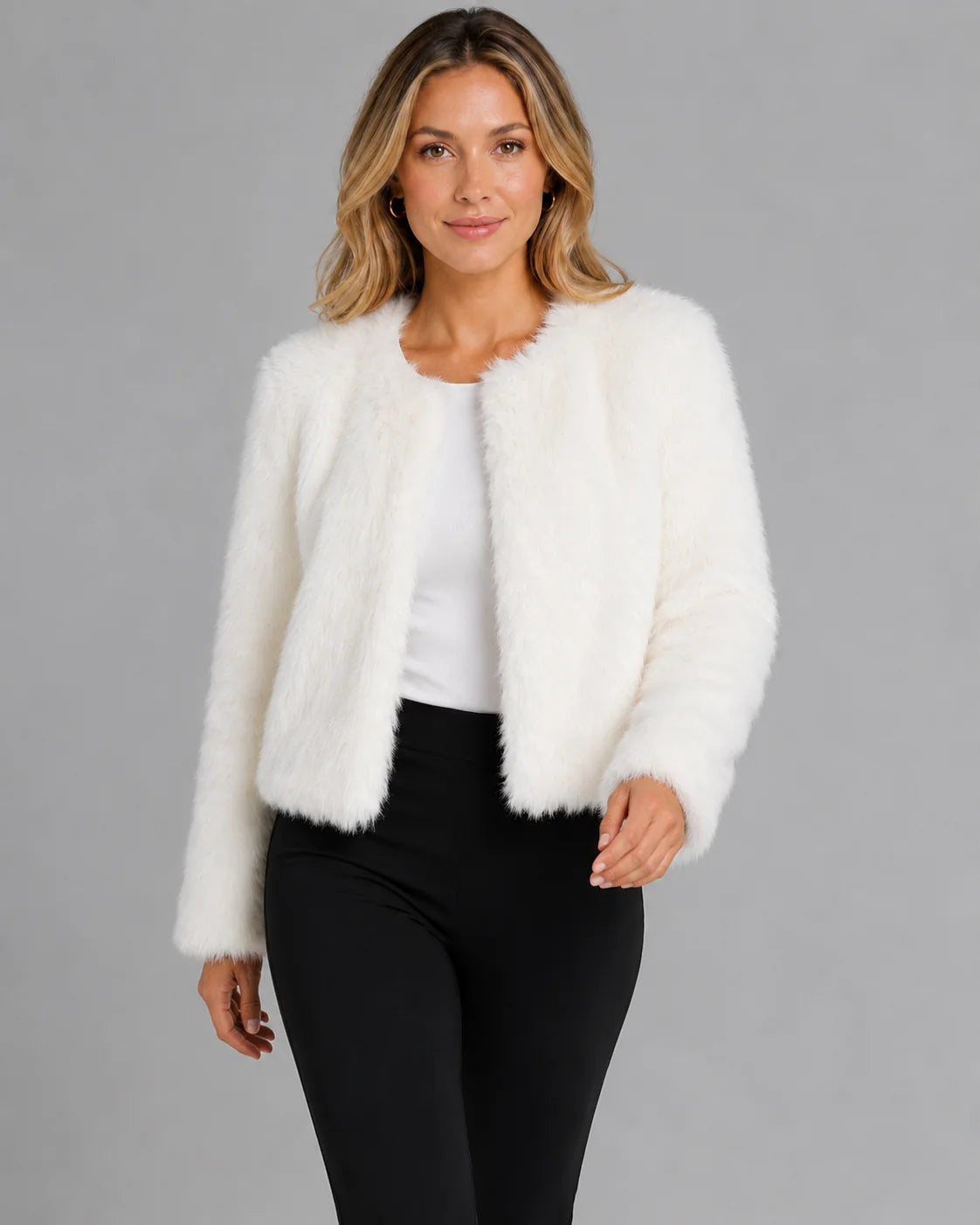 Zijaanzicht van witte imitatiebont jas dames tot op de taille
