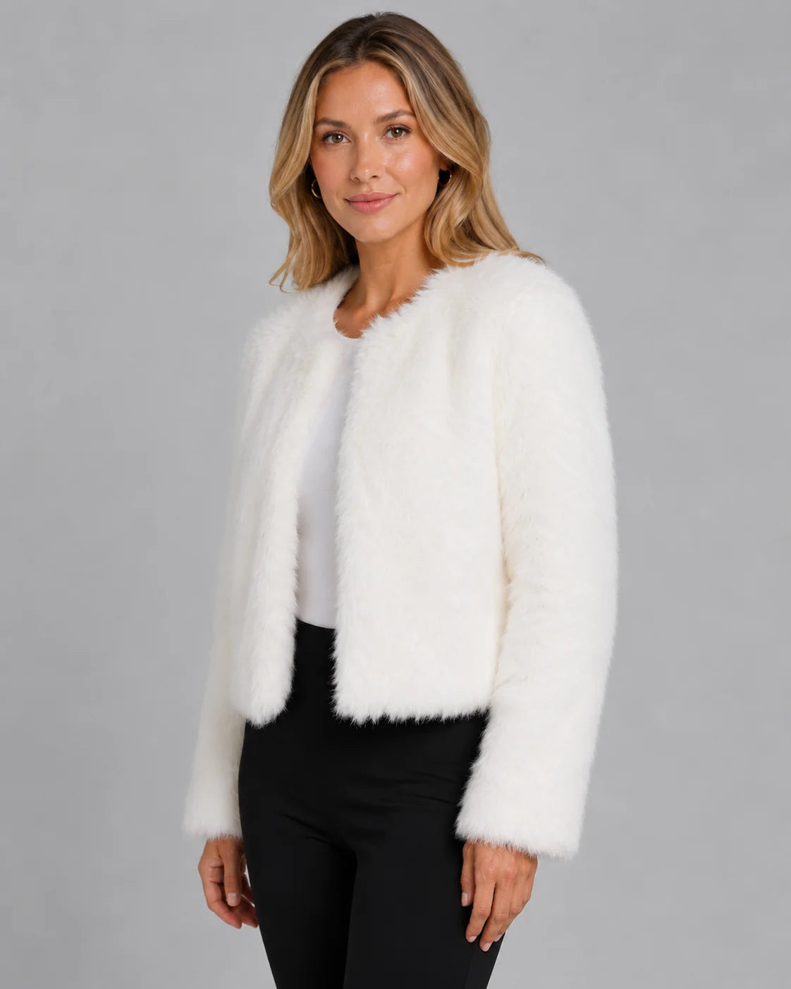 Witte cropped dames jas van imitatiebont met ronde hals op een zwarte broek