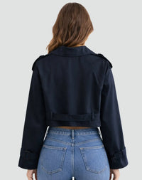 Achterzijde van donkerblauwe cropped dames trenchcoat met ceintuur