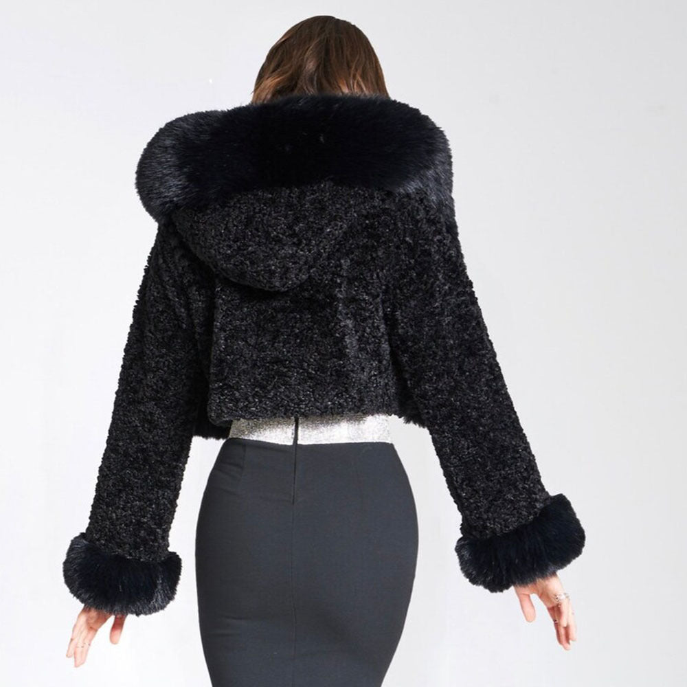 Zwarte cropped faux fur jas, achteraanzicht met capuchon