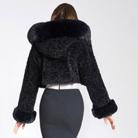Zwarte cropped faux fur jas, achteraanzicht met capuchon