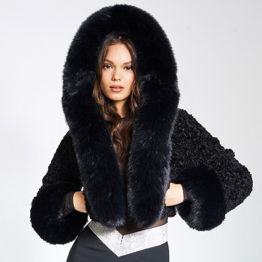 Zwarte cropped imitatiebont jas met grote bontcapuchon, vooraanzicht
