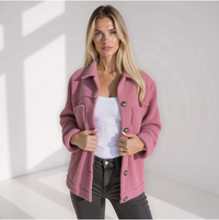 Roze cropped teddy jas voor dames met puntkraag en borstzakken