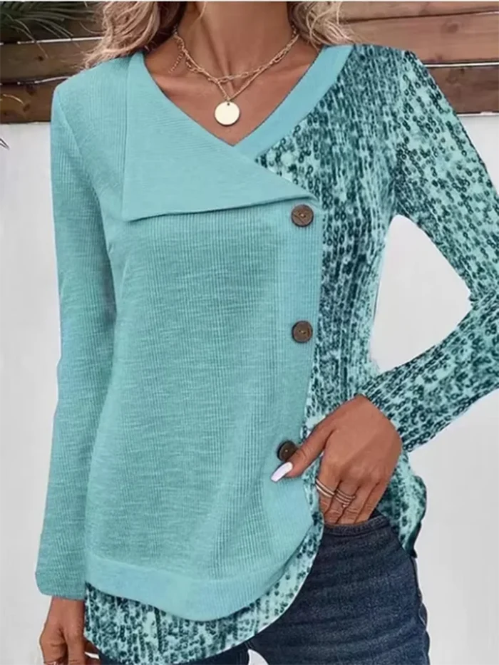 Lichtblauwe dames blouse met omgeslagen kraagpand tot over de heup