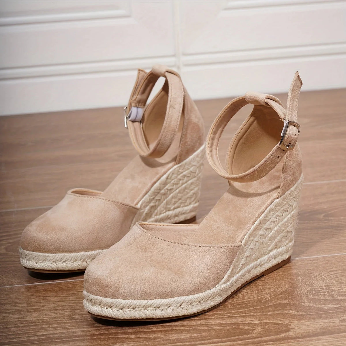 Beige sleehak sandalen met gesloten neus en touwzool
