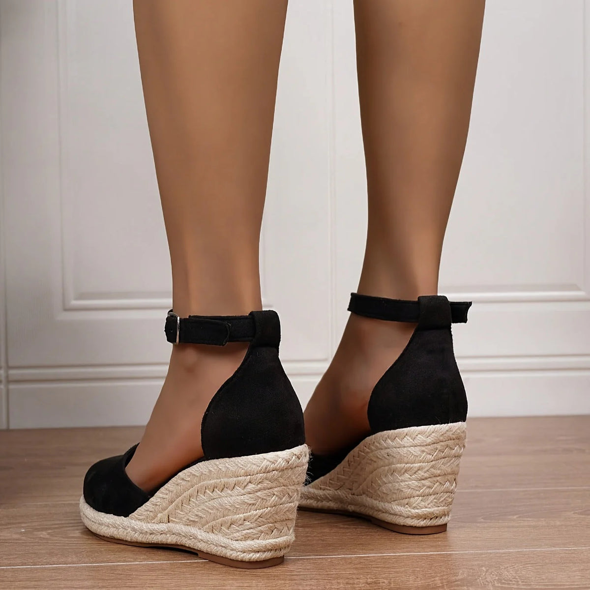 Zwarte espadrille sandalen met verstelbaar enkelbandje, achteraanzicht