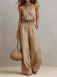 Beige halter jumpsuit met wijde pijpen en gesmockte taille