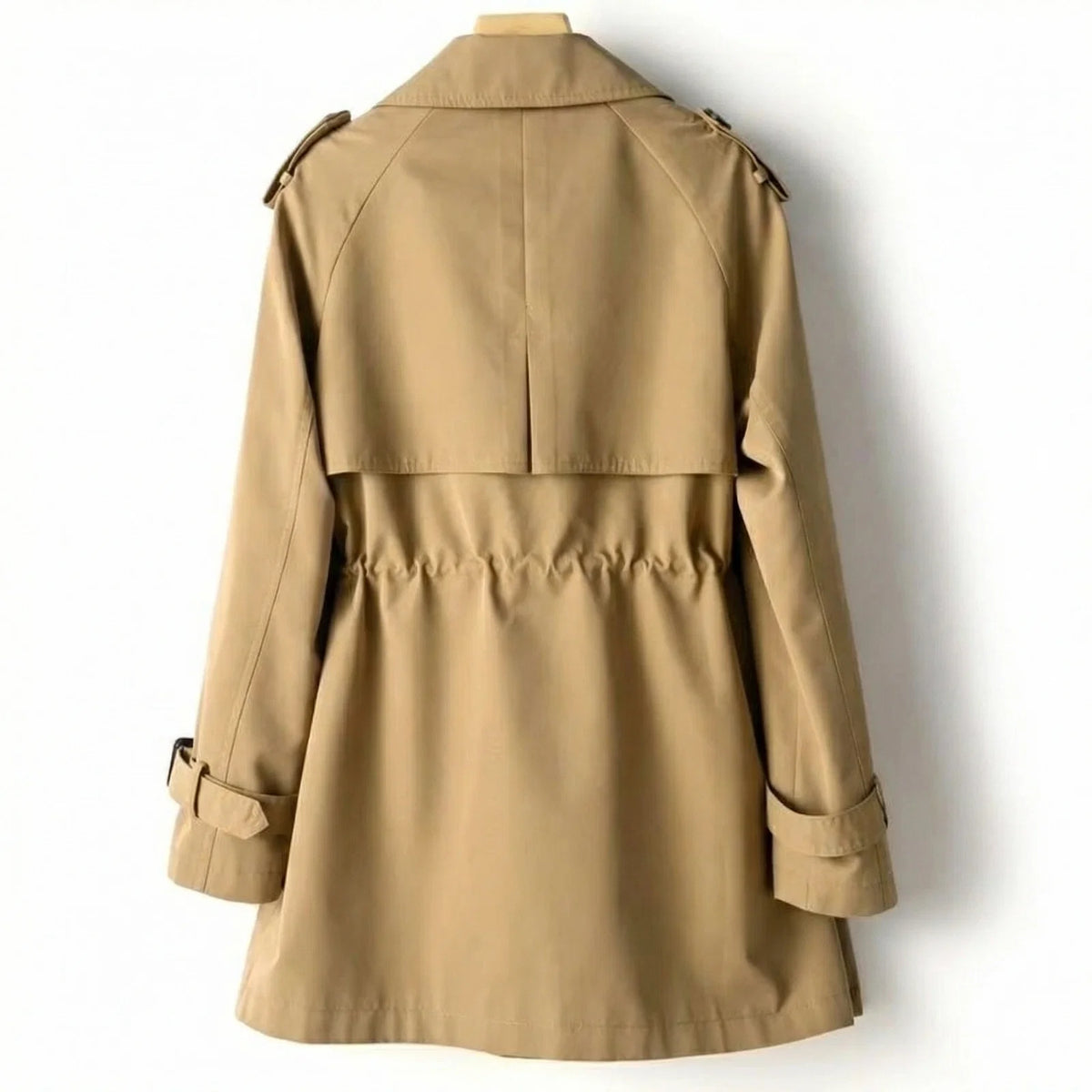 Achterzijde van bruine dames trenchcoat met ceintuur