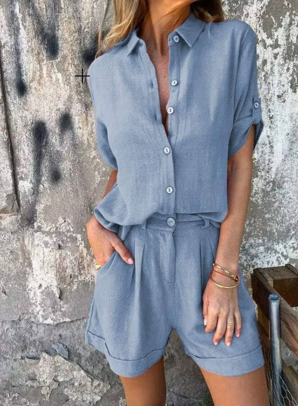 Lichtblauwe zomerset dames met blouse en shorts met zakken