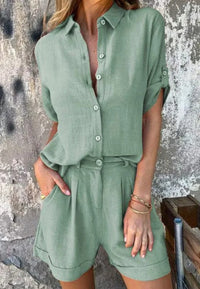 Groene tweedelige set met blouse en korte broek