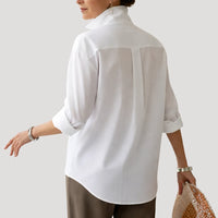 Achterkant van de witte dames blouse met ruime pasvorm