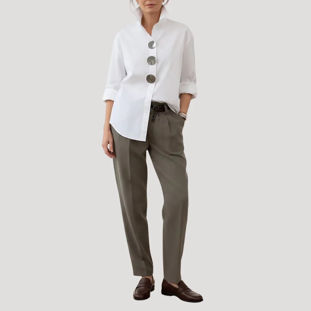 Witte blouse op model, gedragen bij een broek met de mouwen omgeslagen