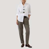 Witte blouse op model, gedragen bij een broek met de mouwen omgeslagen