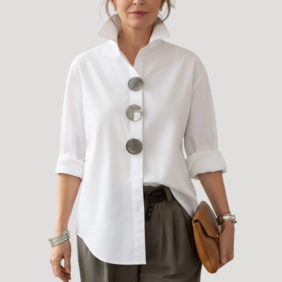 Witte dames blouse met drie diagonale sierknopen en opstaande kraag