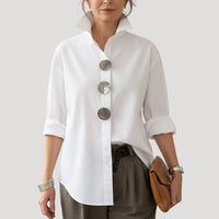 Witte dames blouse met drie diagonale sierknopen en opstaande kraag