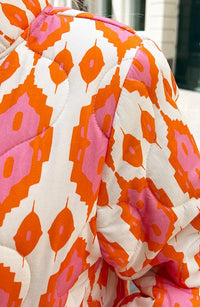 Detail van de oranje print met doorgestikt patroon