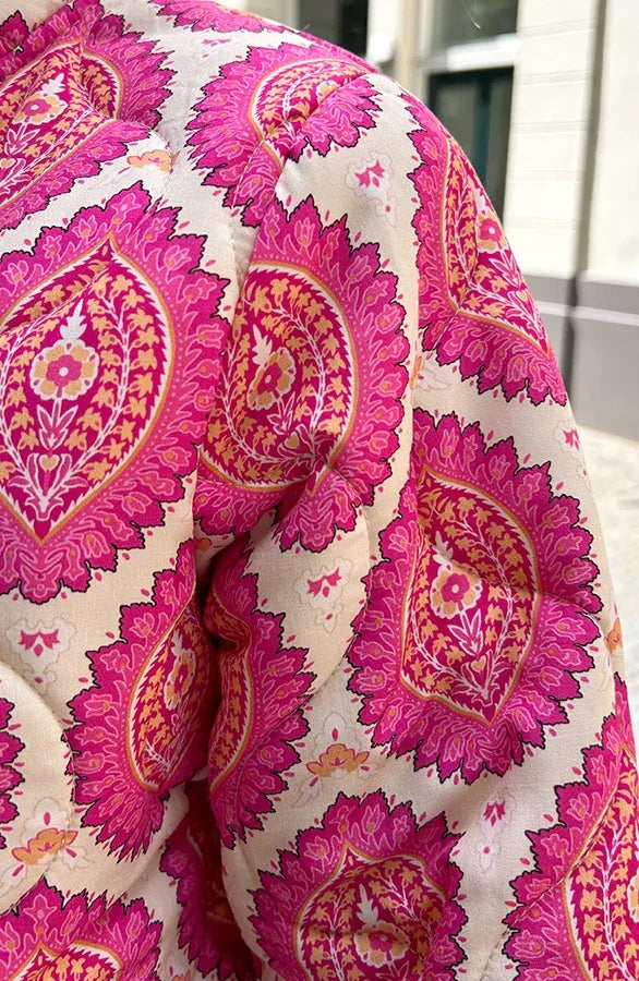 Detail van de roze paisley print en de rits