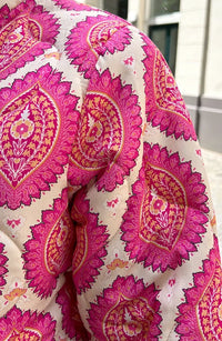 Detail van de roze paisley print en de rits