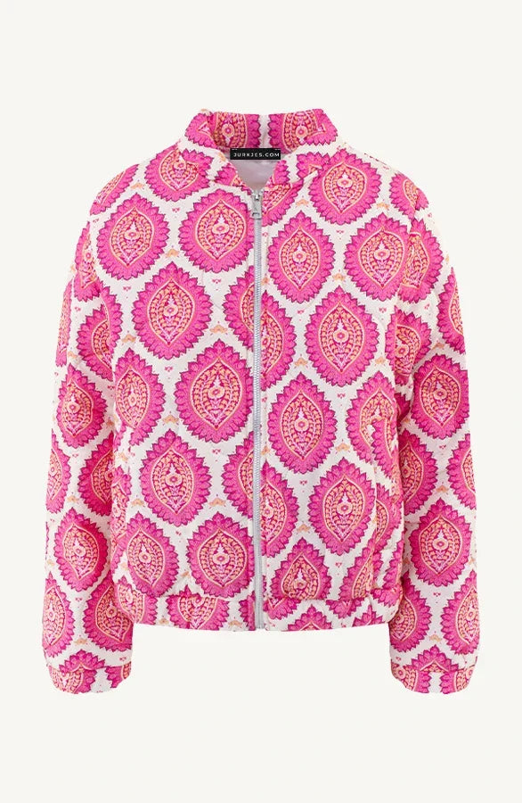Productfoto van de roze doorgestikte damesjas met print