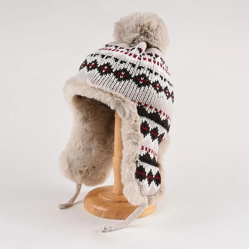 Crèmekleurige gebreide oorflapmuts met Fair Isle-motief, pluche voering en pompon