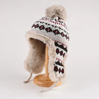 Crèmekleurige gebreide oorflapmuts met Fair Isle-motief, pluche voering en pompon