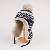 Marineblauwe gebreide oorflapmuts met Fair Isle-motief, pluche voering en pompon