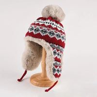 Rode gebreide oorflapmuts met Fair Isle-motief, pluche voering en pompon