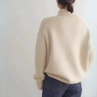 Beige coltrui van voren met brede geribde zoomboord