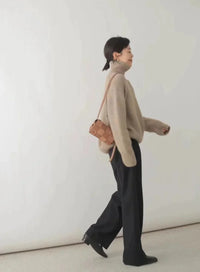 Camel oversized coltrui gedragen met de mouwen opgeschoven