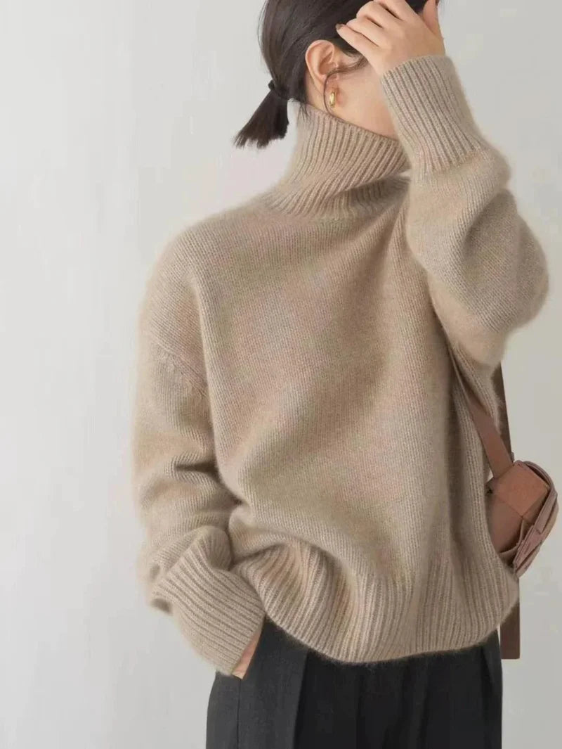 Grijze fluffy coltrui in een outfit met broek en schoudertas