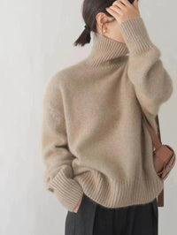 Grijze fluffy coltrui in een outfit met broek en schoudertas