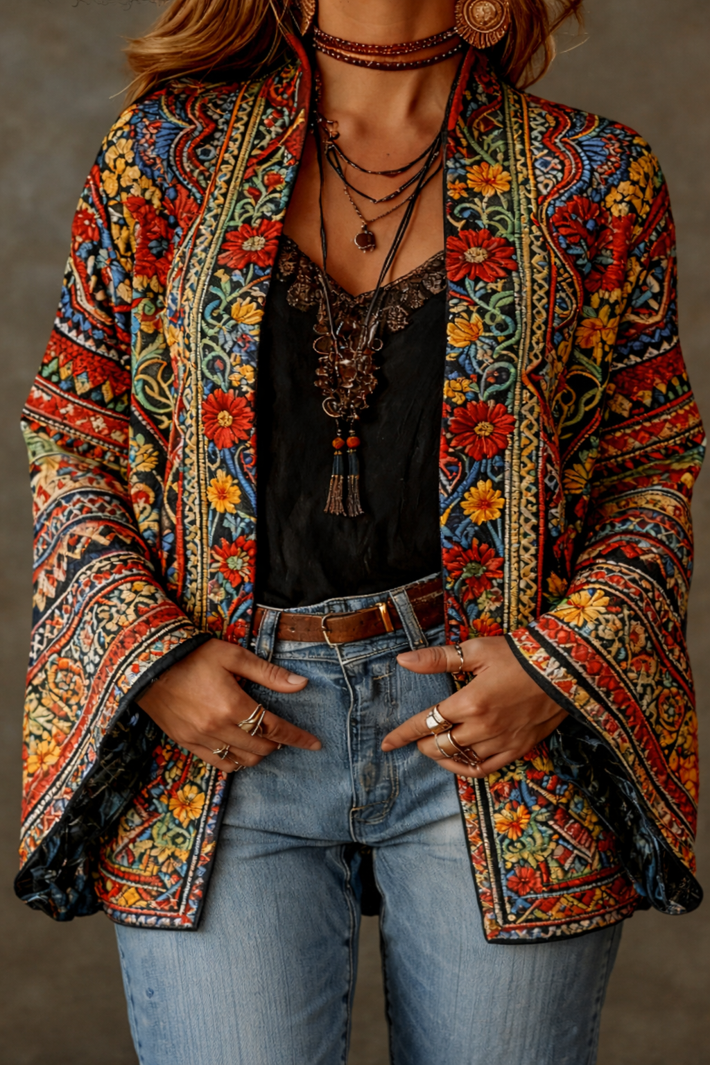 Fluweelzacht boho-vest voor dames met wijde mouwen in veelkleurig, close-up van het dessin