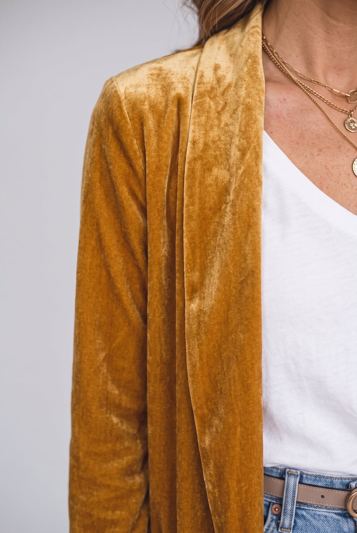 Detail van de sjaalkraag van de fluwelen kimono-jas in okergeel
