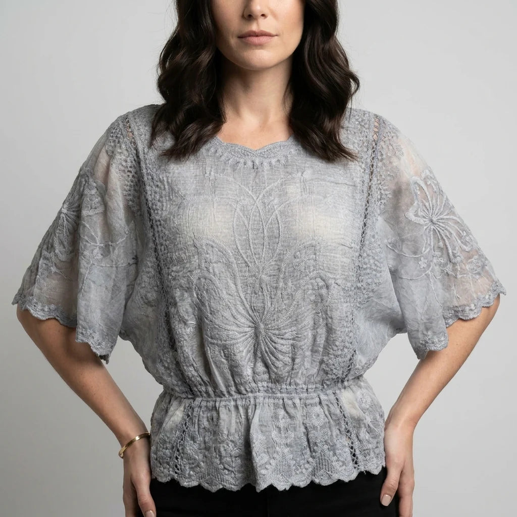 Blouse met Bloemenborduursel en Transparante Klokmouwen – Vrouwelijk & Romantisch – Gaëlle