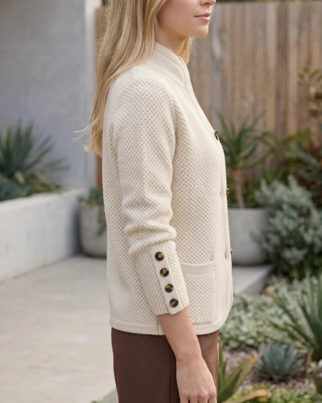Zijaanzicht van beige vest dames met knoopjes op de mouw