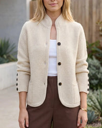 Beige gebreid dames vest met knoopsluiting bij een bruine broek