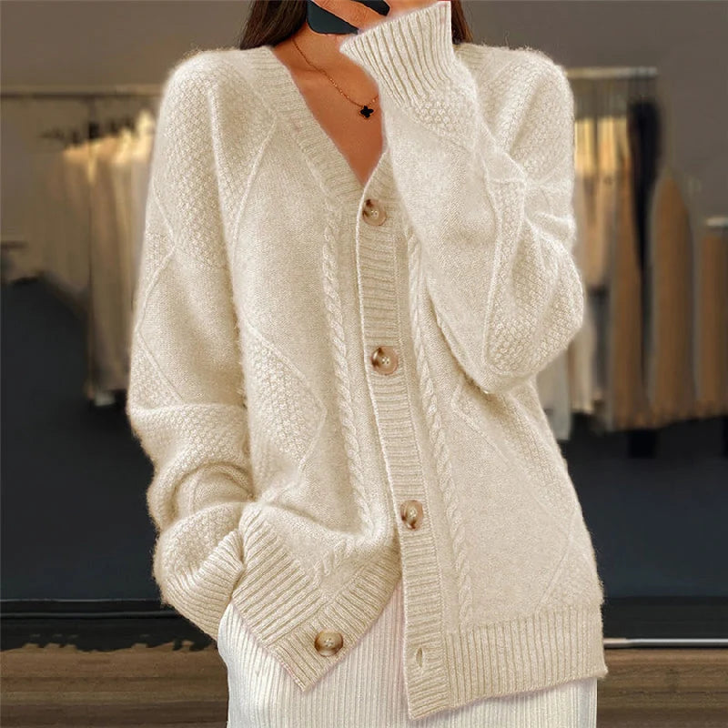Beige gebreid vest met ruiten en vlechten in het breisel