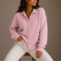 Roze gebreid damesvest met knoopsluiting en geribde boorden