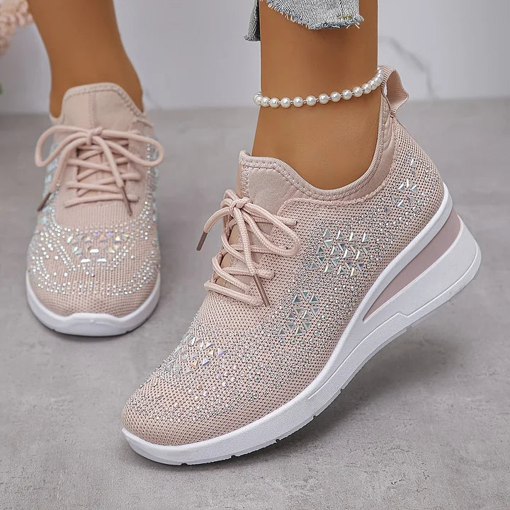 Lichtroze sneaker met metallic streep langs de verhoogde zool