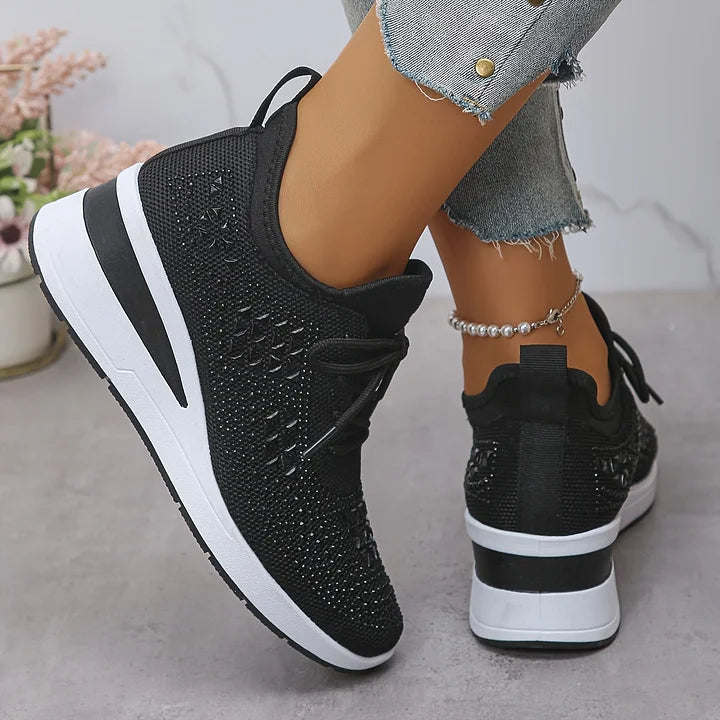 Zwarte dames sneaker met verhoogde zool en ronde neus