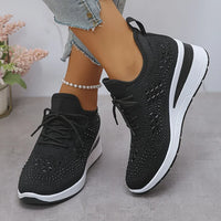 Zwarte sneaker met gebreid bovenwerk en ingeweven patroon