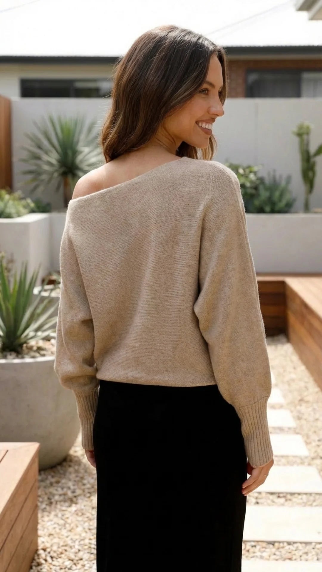 Achterkant van beige off shoulder dames trui met ruime pasvorm