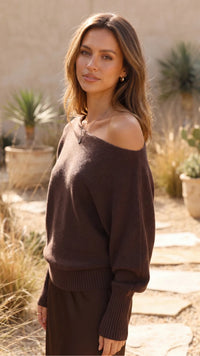 Donkerbruine off shoulder dames trui met bijpassende rok