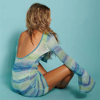 Open rug van de blauw gestreepte gebreide jurk