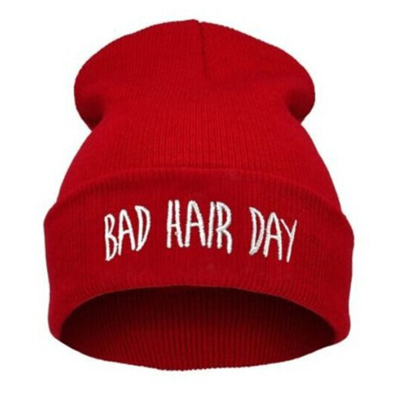 Gebreide dames muts in rood met omgeslagen boord en geborduurde tekst