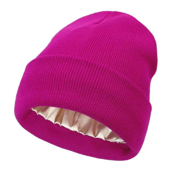 Gebreide dames muts met satijnen voering en omgeslagen rand in fuchsia