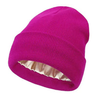 Gebreide dames muts met satijnen voering en omgeslagen rand in fuchsia