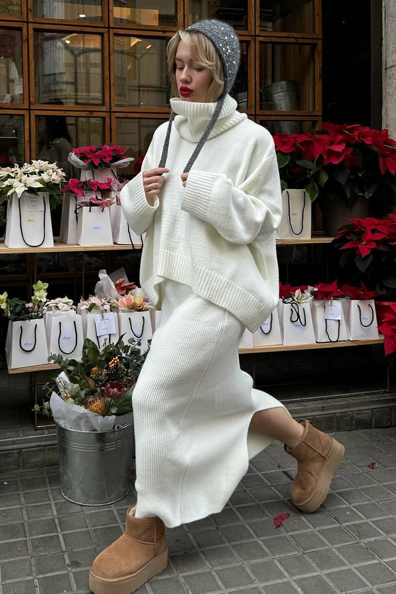 Crème rokset met oversized coltrui en maxirok, wandelend gedragen