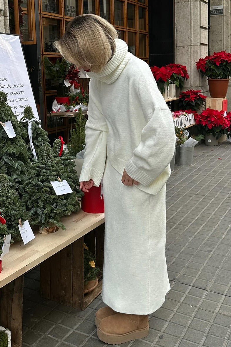 Crème gebreide coltrui en maxirok, zijaanzicht