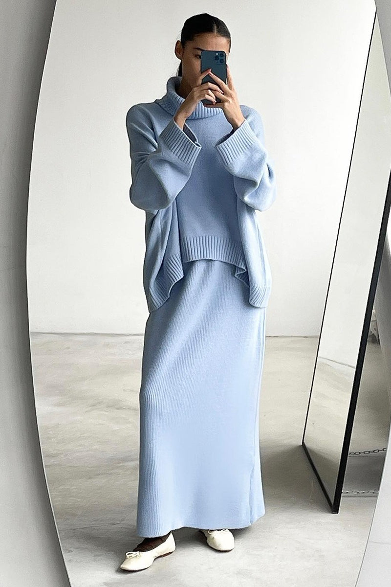 Gebreide dames rokset met oversized coltrui en maxirok in lichtblauw